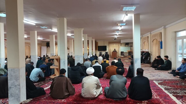 تصاویر/ نشست هم‌اندیشی مدیر و طلاب مدرسه علمیه ولیعصر(عج) تبریز