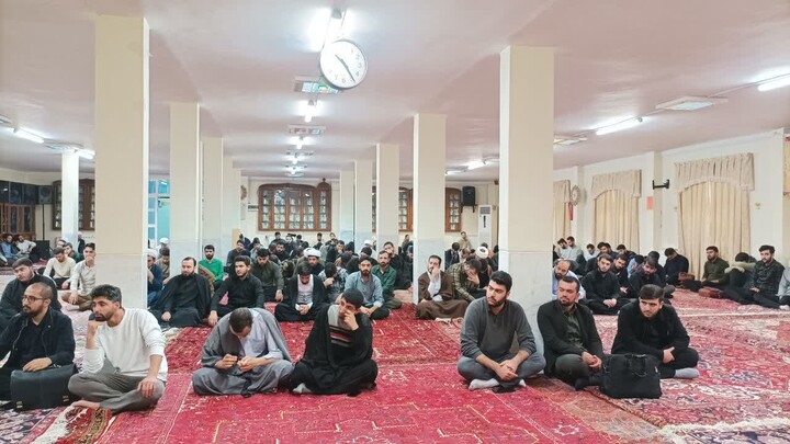 تصاویر/ نشست هم‌اندیشی مدیر و طلاب مدرسه علمیه ولیعصر(عج) تبریز