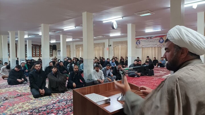 تصاویر/ نشست هم‌اندیشی مدیر و طلاب مدرسه علمیه ولیعصر(عج) تبریز