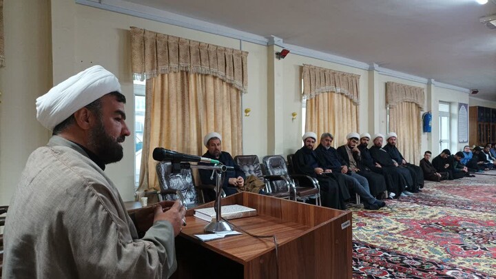 تصاویر/ نشست هم‌اندیشی مدیر و طلاب مدرسه علمیه ولیعصر(عج) تبریز