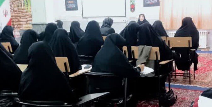 بررسی تأثیر هوش مصنوعی بر روابط عاطفی و گفت‌وگوی خانوادگی در میانه