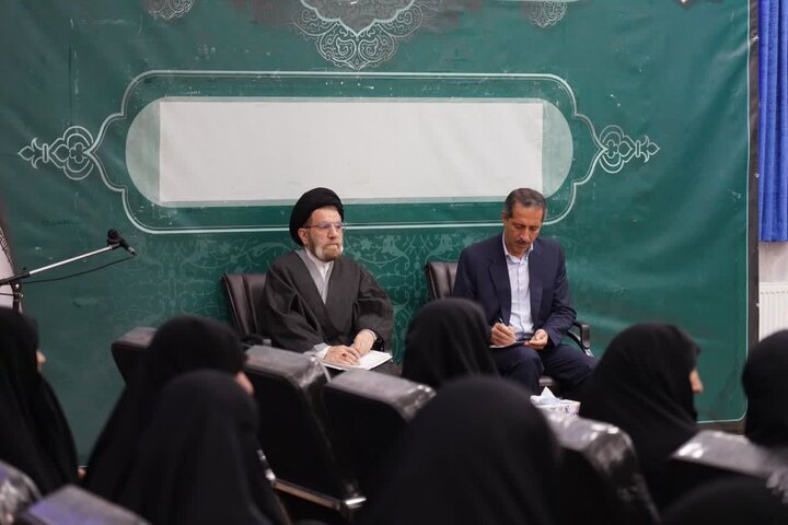 تصاویر/نشست خواهران مطالبه گر خرم آباد با هادی هاشمی نیا نماینده خرم آباد و چگنی و نماینده ولی فقیه در لرستان