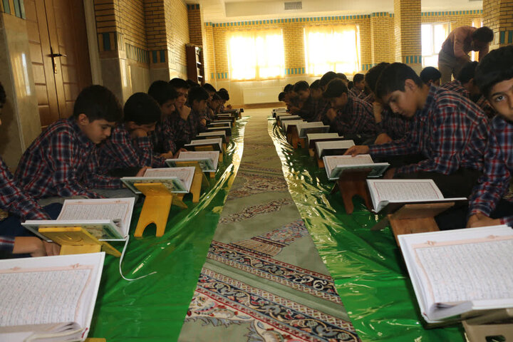 تصاویر/برگزاری محفل با قرآن کریم و تدبر در آیات الهی در مدرسه متوسطه رستگاران کامیاران