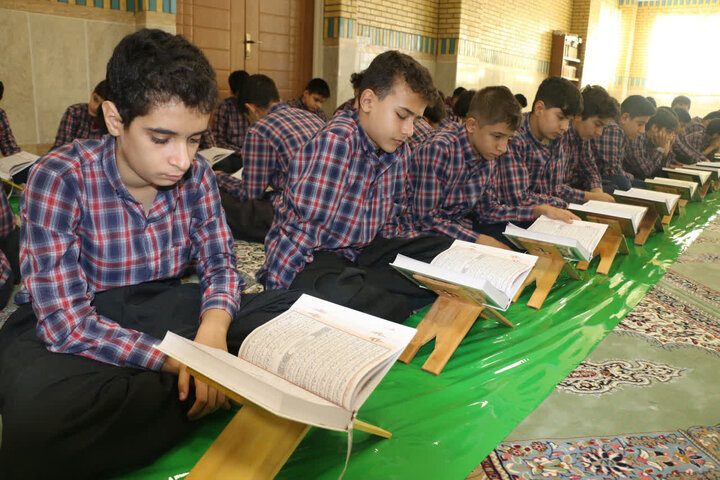 تصاویر/برگزاری محفل با قرآن کریم و تدبر در آیات الهی در مدرسه متوسطه رستگاران کامیاران