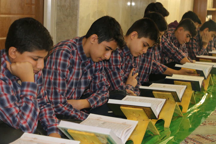 تصاویر/برگزاری محفل با قرآن کریم و تدبر در آیات الهی در مدرسه متوسطه رستگاران کامیاران