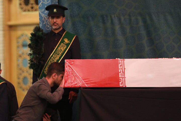 تصاویر/ وداع با پیکر مطهر دو شهید گمنام دفاع مقدس در حرم حضرت معصومه سلام الله علیه