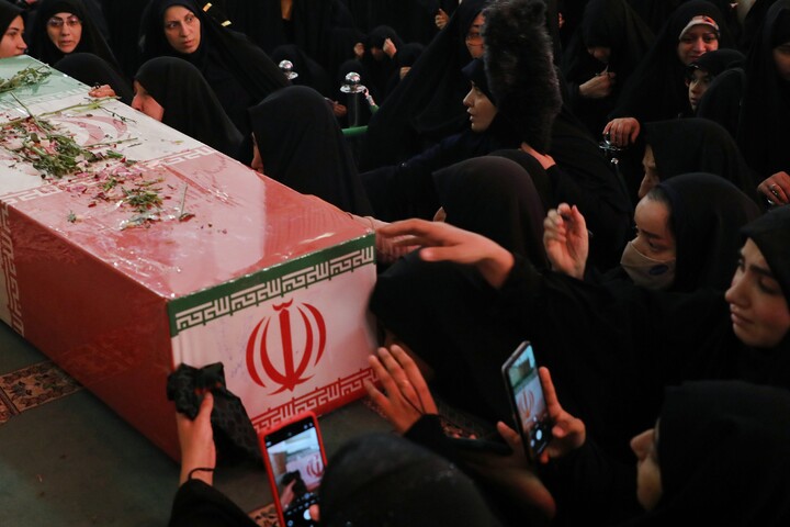 تصاویر/ وداع با پیکر مطهر دو شهید گمنام دفاع مقدس در حرم حضرت معصومه سلام الله علیه