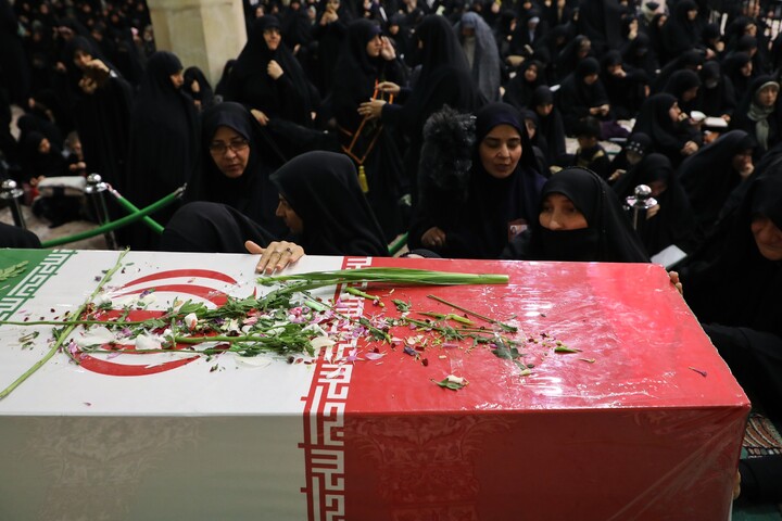 تصاویر/ وداع با پیکر مطهر دو شهید گمنام دفاع مقدس در حرم حضرت معصومه سلام الله علیه