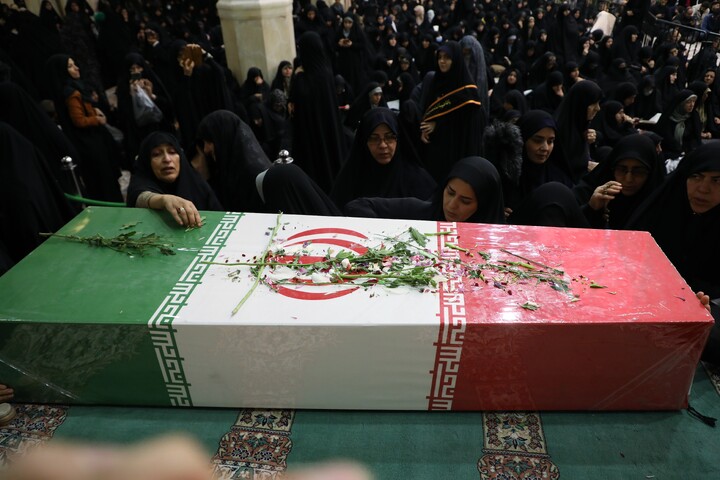 تصاویر/ وداع با پیکر مطهر دو شهید گمنام دفاع مقدس در حرم حضرت معصومه سلام الله علیه