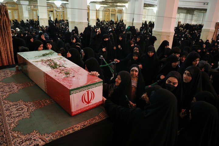 تصاویر/ وداع با پیکر مطهر دو شهید گمنام دفاع مقدس در حرم حضرت معصومه سلام الله علیه