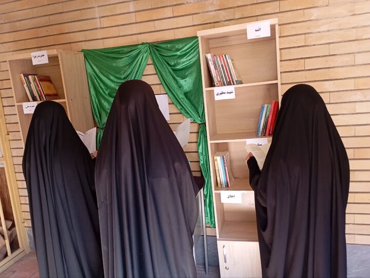 تصاویر/نمایشگاه آثار تازه کتاب در مدرسه علمیه الزهرا رمشک