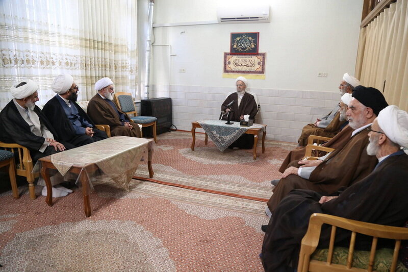 آية اللّه العظمى مكارم الشيرازيّ يدعو إلى تشكيل لجنةٍ خاصّةٍ لدراسة «مخاطر وفوائد الذكاء الاصطناعيّ في الأنشطة الحوزويّة»