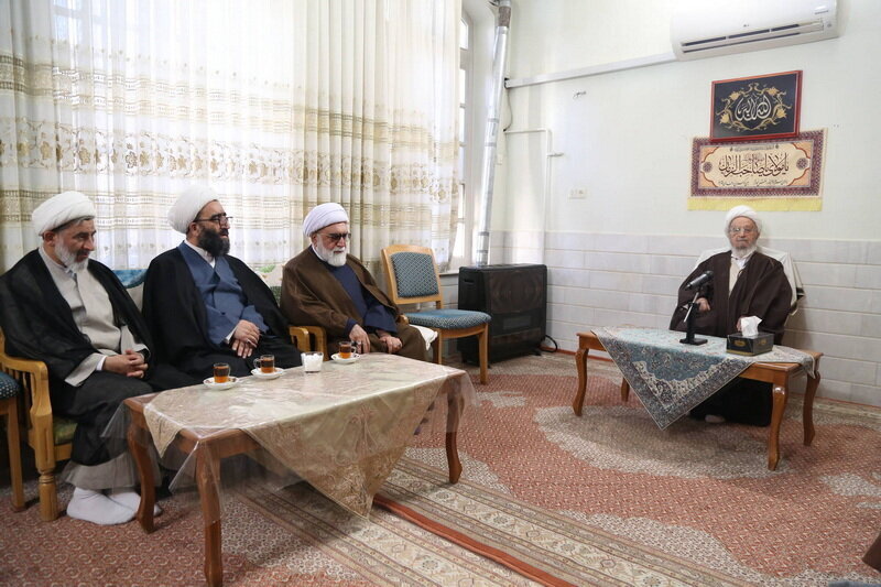 آية اللّه العظمى مكارم الشيرازيّ يدعو إلى تشكيل لجنةٍ خاصّةٍ لدراسة «مخاطر وفوائد الذكاء الاصطناعيّ في الأنشطة الحوزويّة»