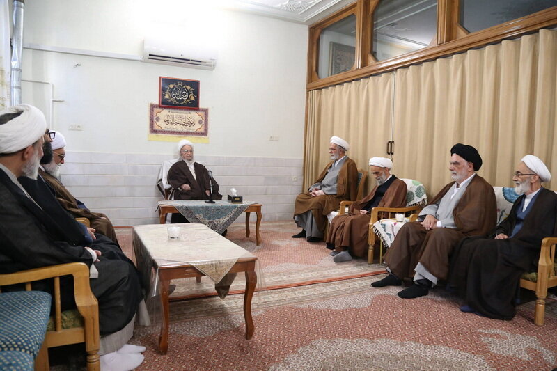 آية اللّه العظمى مكارم الشيرازيّ يدعو إلى تشكيل لجنةٍ خاصّةٍ لدراسة «مخاطر وفوائد الذكاء الاصطناعيّ في الأنشطة الحوزويّة»