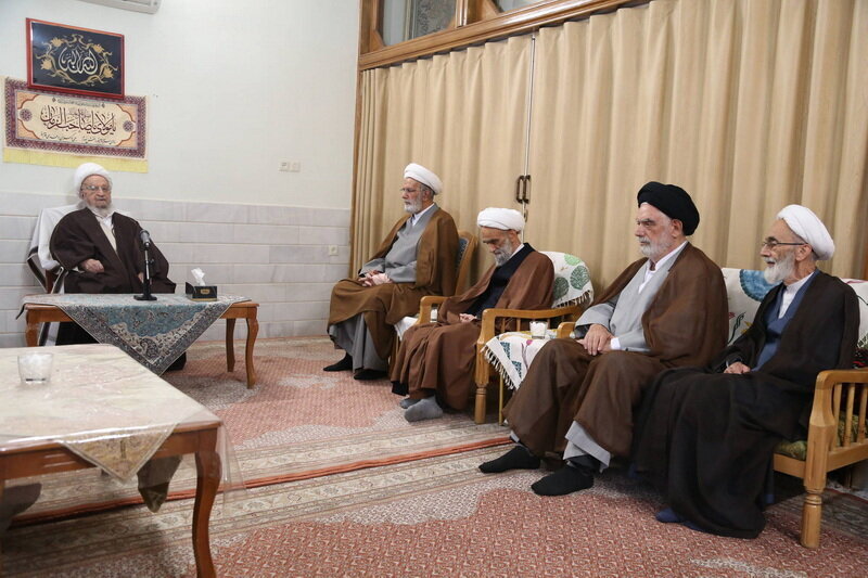 آية اللّه العظمى مكارم الشيرازيّ يدعو إلى تشكيل لجنةٍ خاصّةٍ لدراسة «مخاطر وفوائد الذكاء الاصطناعيّ في الأنشطة الحوزويّة»