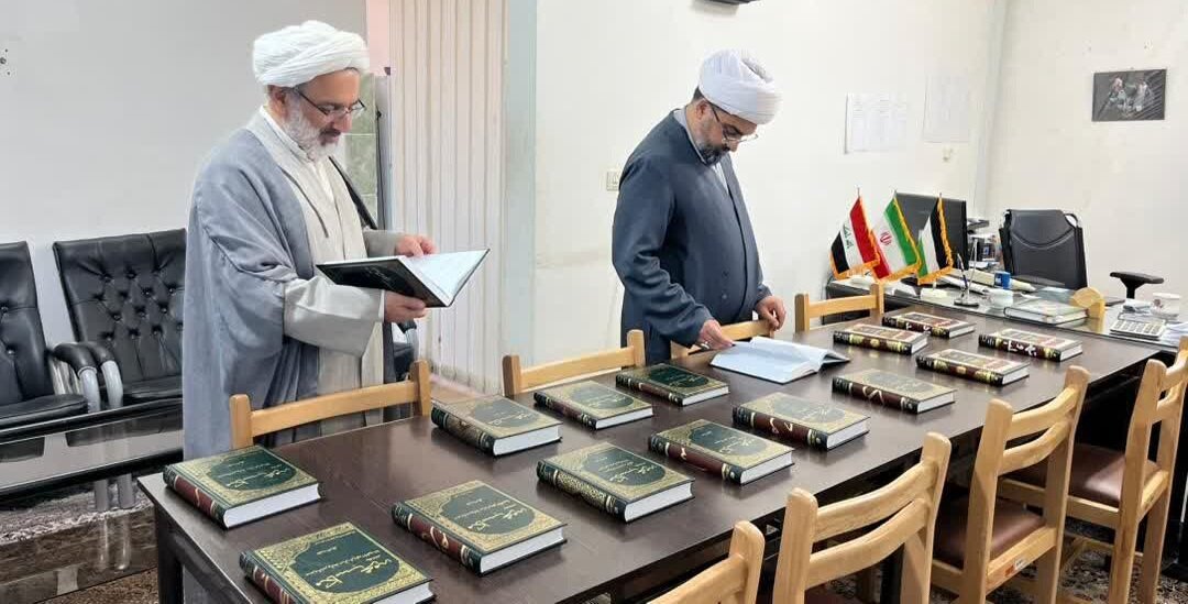 اهدا مجموعه کامل "شرح مکاسب" آیت‌الله اعرافی به مدرسه علمیه دارالعلم اسلامی کاشان+عکس