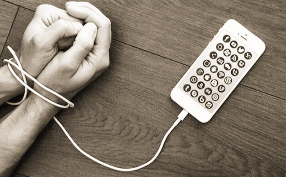 আমার মনে হয় আমি স্মার্টফোনে আসক্ত হয়ে পড়েছি, এখন কী করব?