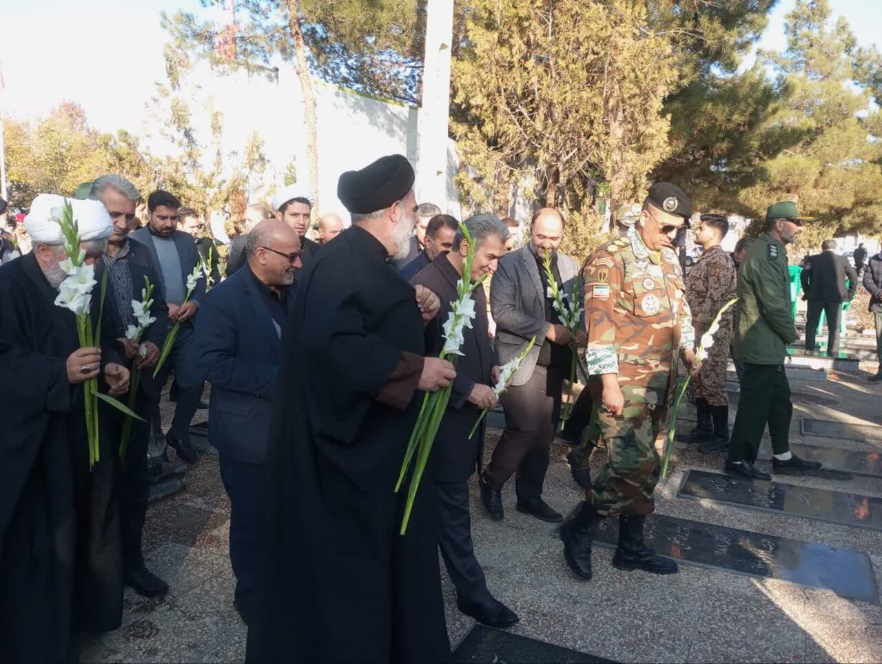 عطر احترام در مزار شهدا؛ تجدید پیمان مردم و مسئولان با آرمان‌های شهدا