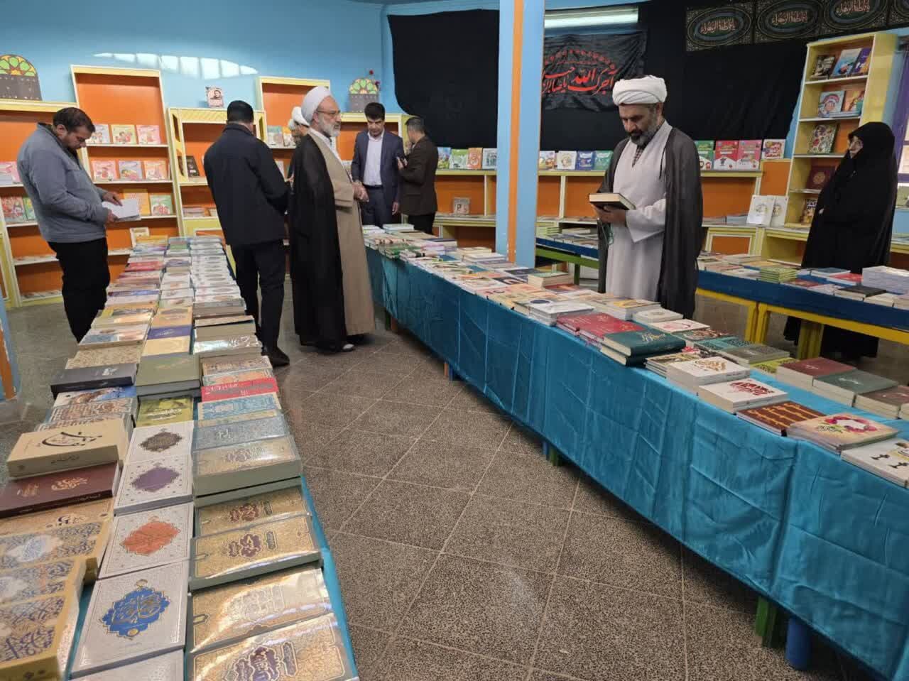 افتتاح نمایشگاه کتاب مدرسه علمیه خواهران میبد همزمان با هفته کتاب و کتابخوانی