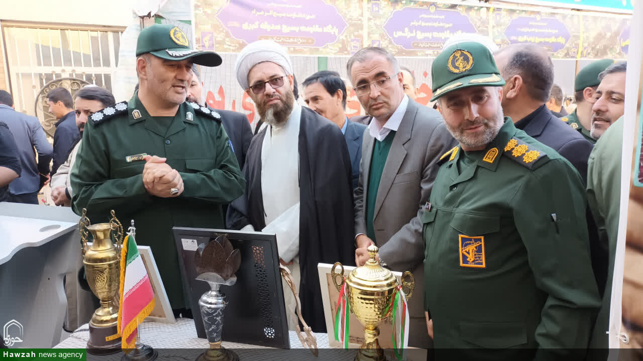 تصاویر /  بازدید امام‌جمعه شهرستان اهر از نمایشگاه اسوه پایگاه‌های مقاومت بسیج