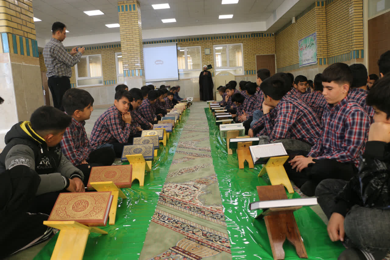 تصاویر/ برگزاری محفل انس با قرآن کریم و تدبر در آیات الهی در مدرسه متوسطه رستگاران کامیاران