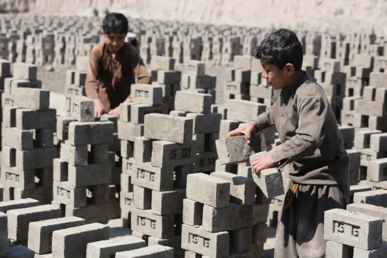 کودکان کارگر در یک کارخانه آجرپزی در استان ننگرهار، شرق افغانستان، مشغول به کار هستند