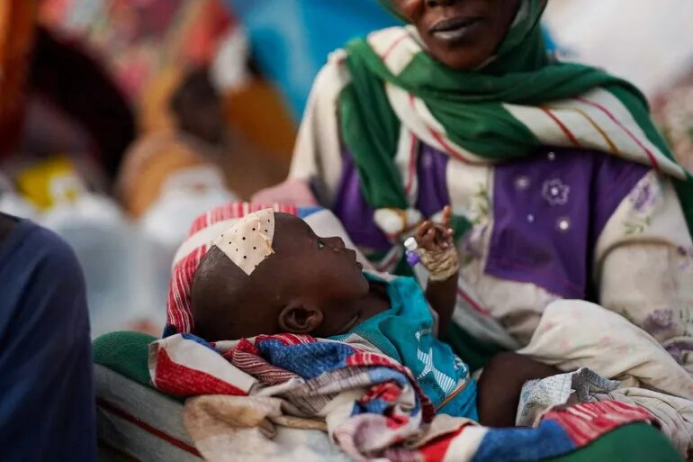 یک کودک زخمی در اردوگاه آوارگانی که از الفاشر به منطقه طویله در شمال دارفور فرار می‌کنند (سودان)