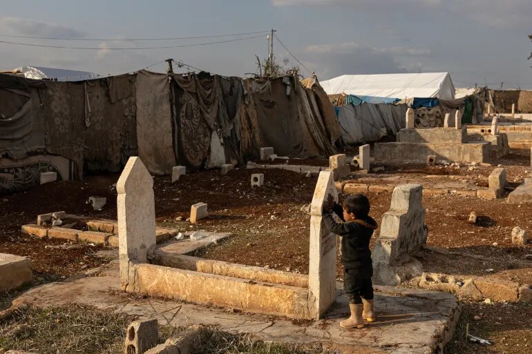 خانواده‌های آواره سوری در چادرهایی در نزدیکی مرز سوریه و ترکیه در شهر اعزاز زندگی می‌کنند.