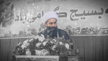 دشمنان به دنبال گرفتن قرآن و اهل‌بیت(ع) از ما هستند