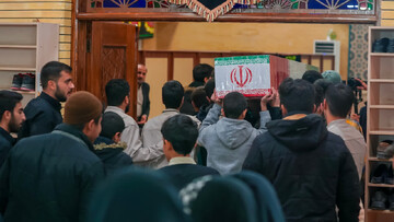 تصاویر/ استقبال از پیکر مطهر شهید گمنام در مدرسه علمیه مدینة‌العلم کاظمیه یزد