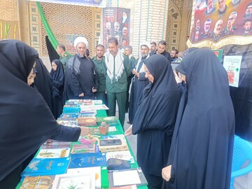 فیلم| نمایشگاه کتاب مدرسه علمیه الزهرا بم در نماز جمعه