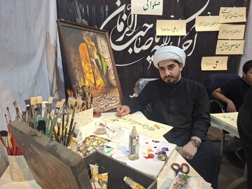 فعالیت هنری طلبه خراسانی در خیمه حضرت زهرا(س)/ هنر، زمینه ساز انس مردم با روحانیت در دهه فاطمیه است