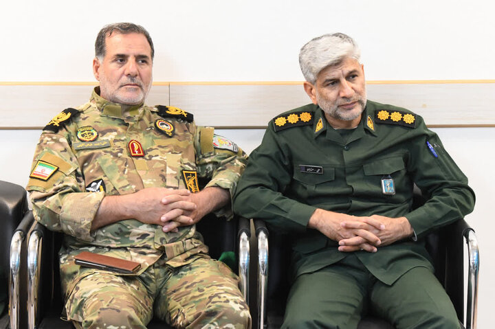 تصاویر/  دیدار فرمانده نیروی زمینی سپاه پاسداران انقلاب اسلامی با نماینده ولی فقیه در آذربایجان غربی