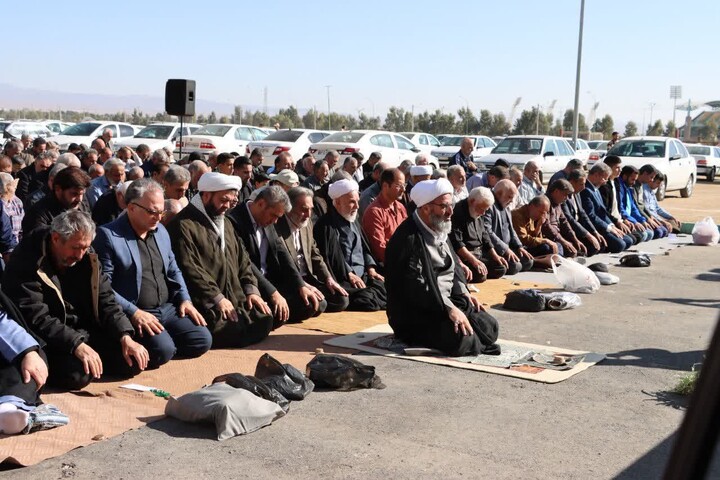 تصاویر/ نماز طلب باران به امامت حجت الاسلام و المسلمین مرتضی مطیعی در مصلی بزرگ شهرستان سمنان