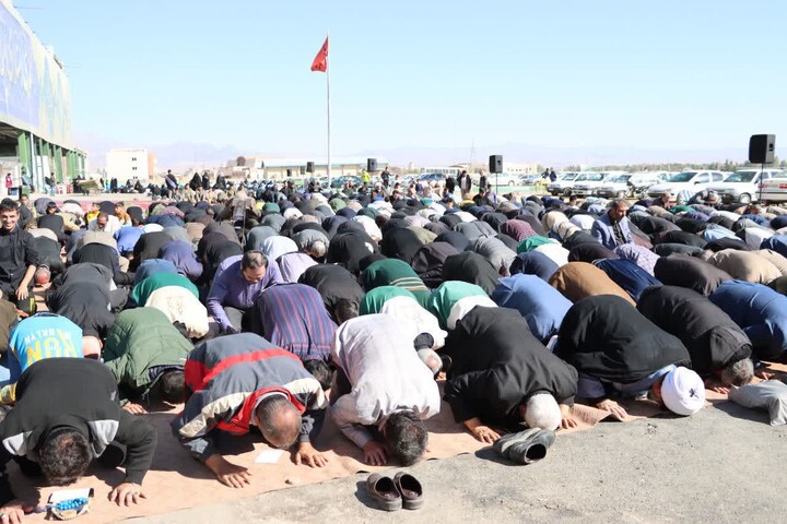 تصاویر/ نماز طلب باران به امامت حجت الاسلام و المسلمین مرتضی مطیعی در مصلی بزرگ شهرستان سمنان