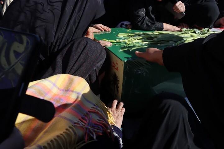 تصاویر/ مصلی بزرگ سمنان شاهد حضور پیکر مطهر شهید گمنام در مراسم باشکوه نماز جمعه بود