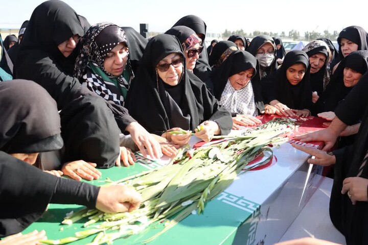 تصاویر/ مصلی بزرگ سمنان شاهد حضور پیکر مطهر شهید گمنام در مراسم باشکوه نماز جمعه بود