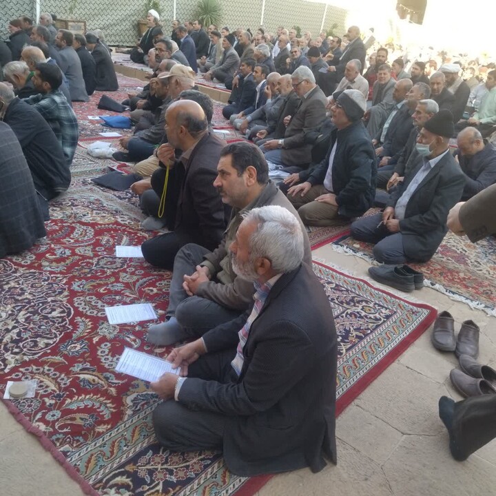 اقامه نماز طلب باران به امامت امام جمعه سبزوار