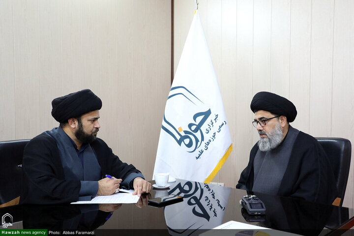 Photos/Agence de presse Hawzah, accueillant le vice-président du Conseil d'unité musulmane du Pakistan lors de sa visite.
