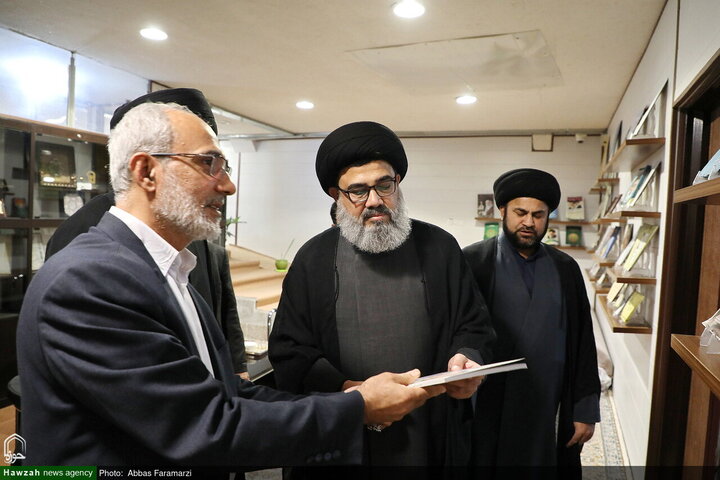 Photos/Agence de presse Hawzah, accueillant le vice-président du Conseil d'unité musulmane du Pakistan lors de sa visite.