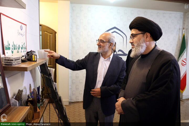 Photos/Agence de presse Hawzah, accueillant le vice-président du Conseil d'unité musulmane du Pakistan lors de sa visite.