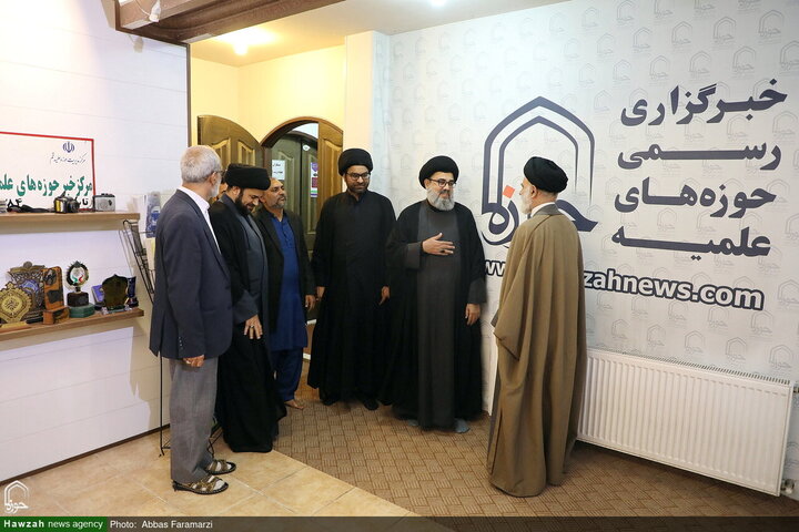 Photos/Agence de presse Hawzah, accueillant le vice-président du Conseil d'unité musulmane du Pakistan lors de sa visite.