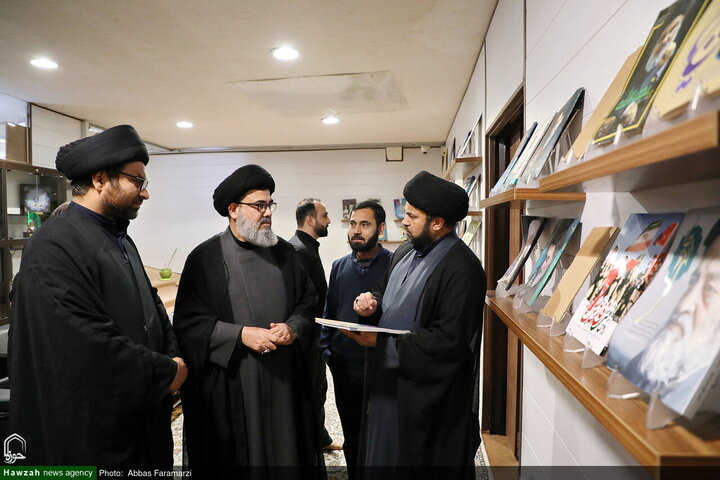 Photos/Agence de presse Hawzah, accueillant le vice-président du Conseil d'unité musulmane du Pakistan lors de sa visite.