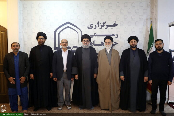 Photos/Agence de presse Hawzah, accueillant le vice-président du Conseil d'unité musulmane du Pakistan lors de sa visite.