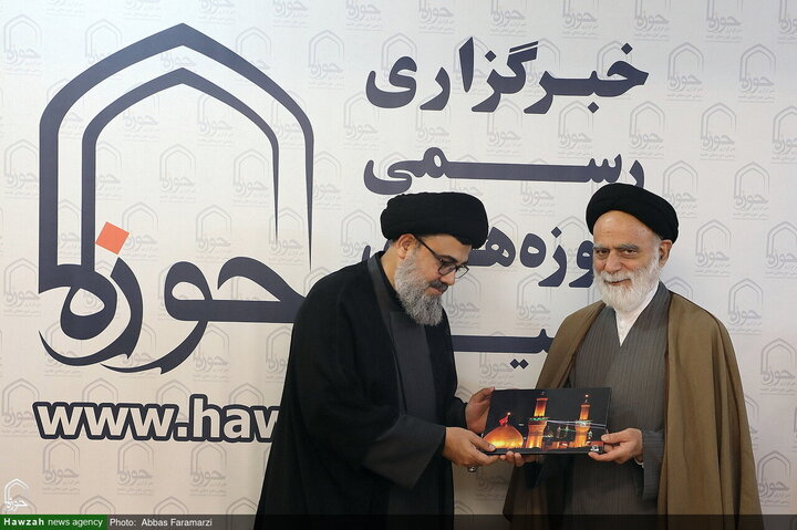 Photos/Agence de presse Hawzah, accueillant le vice-président du Conseil d'unité musulmane du Pakistan lors de sa visite.