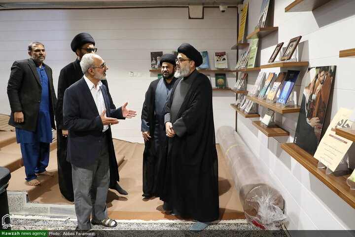 Photos/Agence de presse Hawzah, accueillant le vice-président du Conseil d'unité musulmane du Pakistan lors de sa visite.