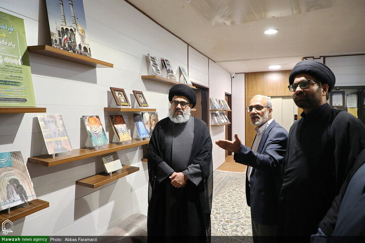Photos/Agence de presse Hawzah, accueillant le vice-président du Conseil d'unité musulmane du Pakistan lors de sa visite.