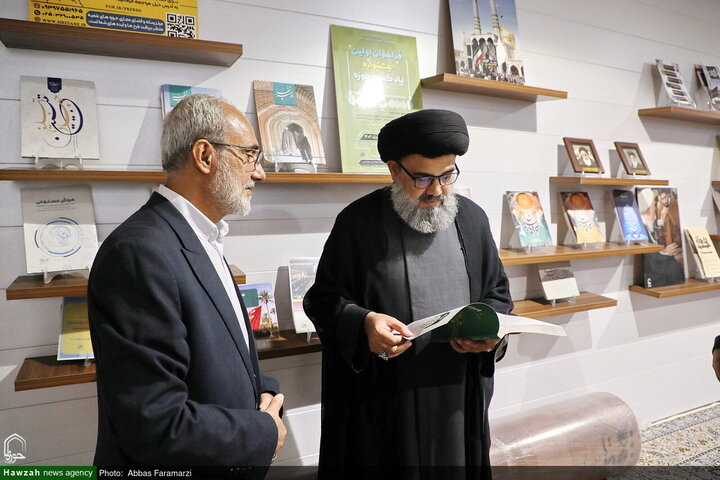 Photos/Agence de presse Hawzah, accueillant le vice-président du Conseil d'unité musulmane du Pakistan lors de sa visite.