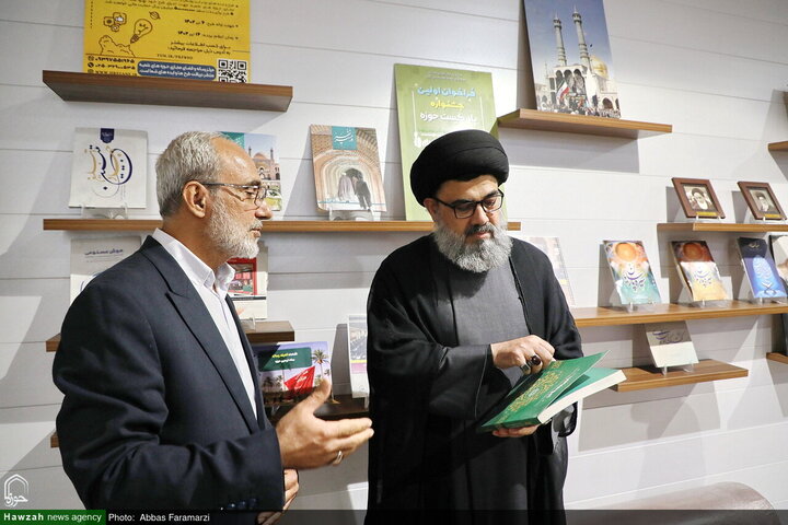 Photos/Agence de presse Hawzah, accueillant le vice-président du Conseil d'unité musulmane du Pakistan lors de sa visite.