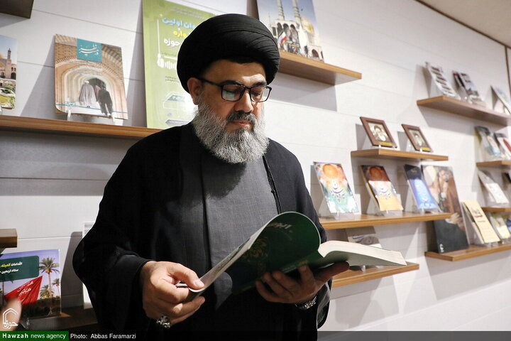 Photos/Agence de presse Hawzah, accueillant le vice-président du Conseil d'unité musulmane du Pakistan lors de sa visite.